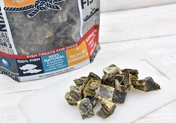 Hundurs Crunch Jerky Minis Fish Skin Treats For Dogs open bag next to individual treats
