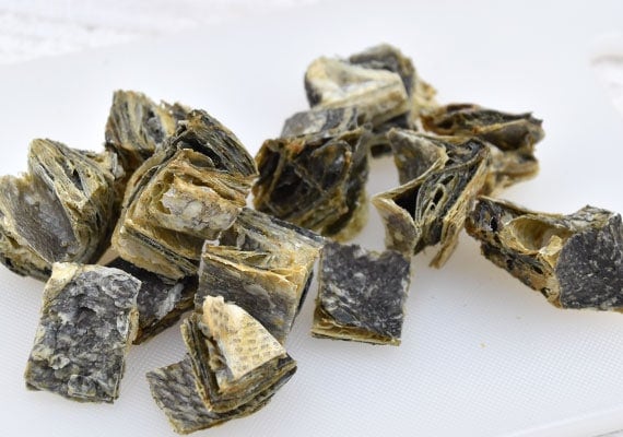 Individual bite sized pieces of Hundurs Crunch Jerky Minis Fish Skin Treats For Dogs