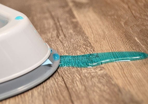 Simulating urine spilling down the edge of pee pad holder