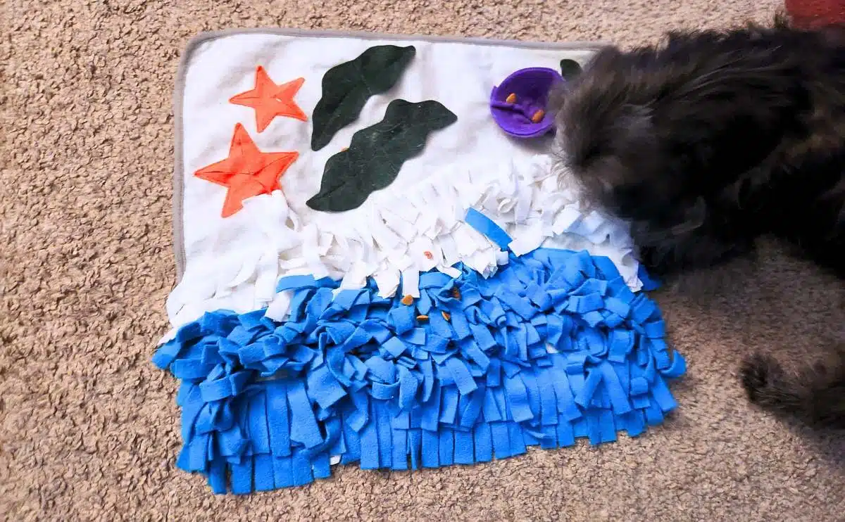 Long snuffle mat with seven different activities