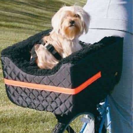 Snoozer hondenbed voor fiets met hond erin